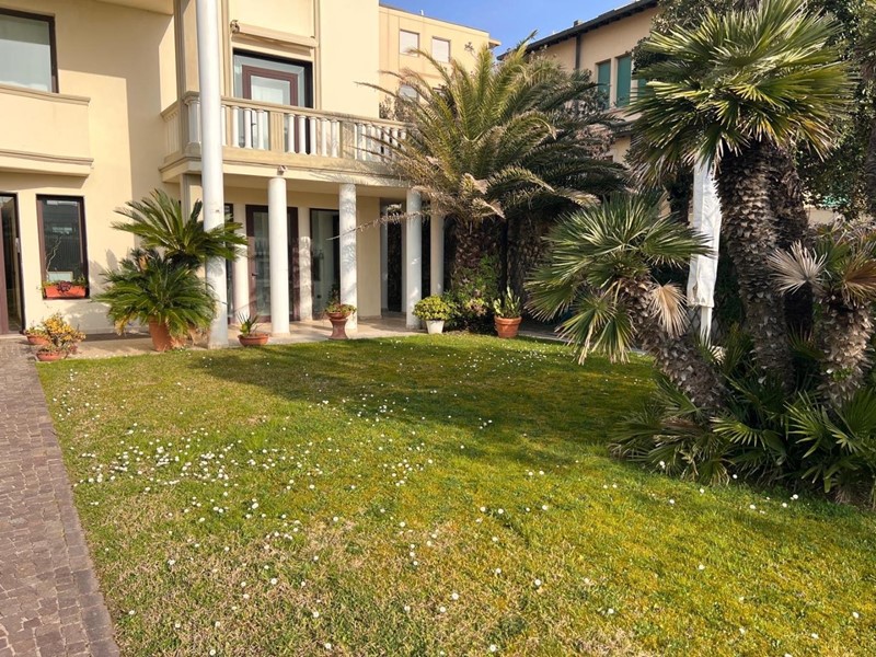 Quadrilocale in Vendita a Viareggio, 650'000&euro;, 70 m², arredato