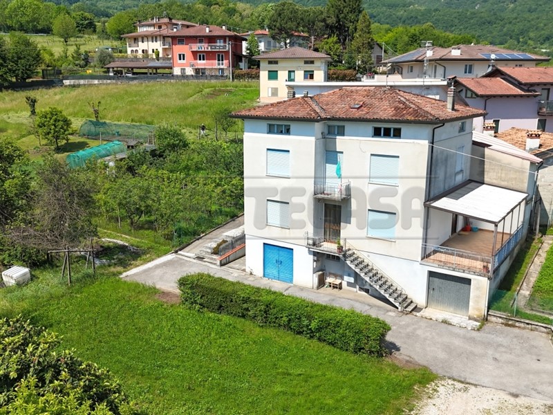 Appartamento in Vendita a Valdagno, zona SEMICENTRALE, 105'000&euro;, 138 m², con Box