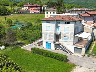 Appartamento in Vendita a Valdagno, zona SEMICENTRALE, 105'000&euro;, 138 m², con Box
