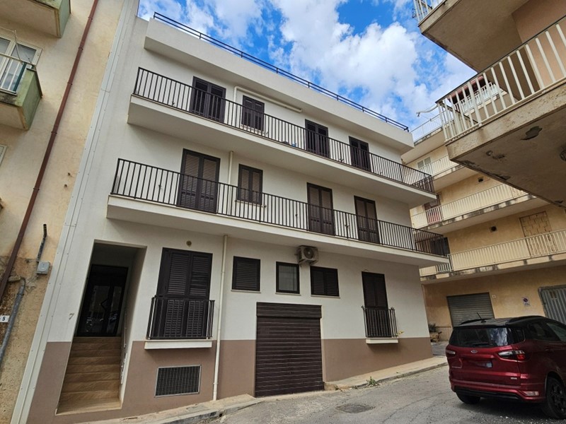 Trilocale in Vendita a Scicli, 220'000&euro;, 90 m², arredato, con Box