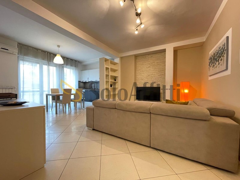 Trilocale in Affitto a Gallarate, zona Centro storico, 100 m², arredato