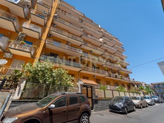 Appartamento in Vendita a Catania, 148'000&euro;, 95 m², con Box