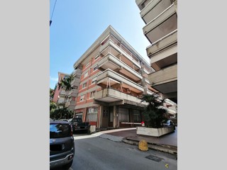 Appartamento in Vendita a Genova, 84'000&euro;, 91 m²