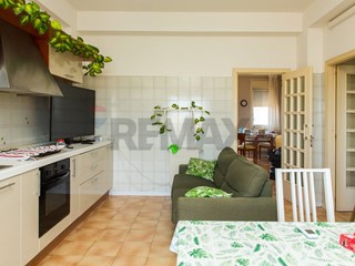Appartamento in Vendita a Catania, 109'000&euro;, 137 m²