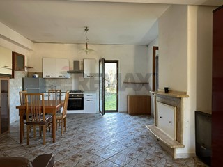 Trilocale in Vendita a Montaquila, 98'000&euro;, 324 m²