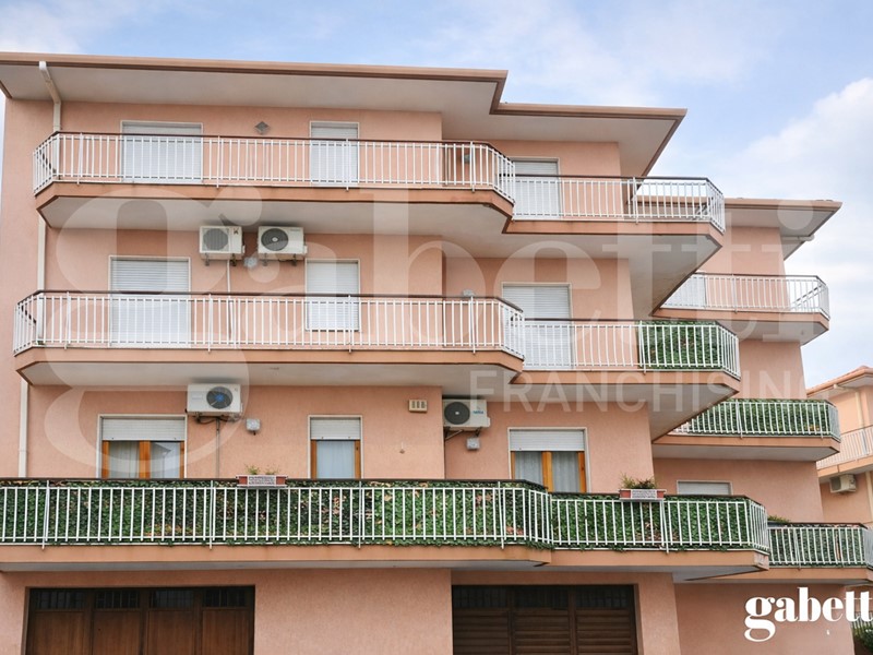 Quadrilocale in Vendita a Aci Sant'Antonio, 150'000&euro;, 125 m², con Box
