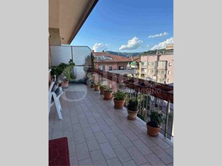 Appartamento in Vendita a Verona, 635'000&euro;, 210 m², con Box