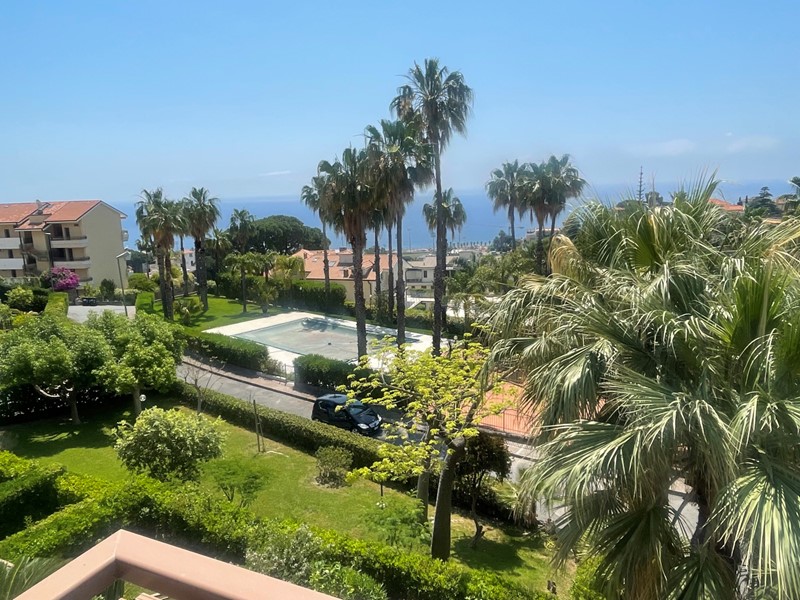 Bilocale in Vendita a Sanremo, 240'000&euro;, 41 m², arredato, con Box