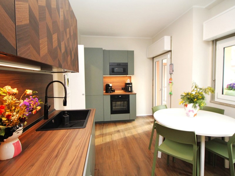 Quadrilocale in Vendita a Legnano, 219'000&euro;, 148 m², con Box