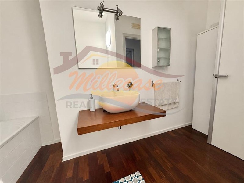 Appartamento in Vendita a Siracusa, zona Grottasanta - Tunisi, 145'000&euro;, 223 m²