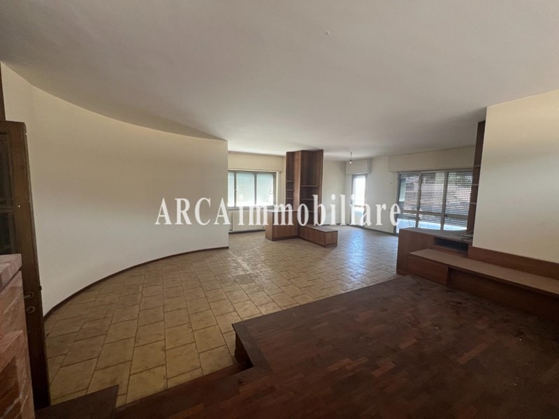 Appartamento in Vendita a Pietrasanta, 480'000&euro;, 250 m², con Box