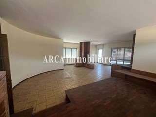 Appartamento in Vendita a Pietrasanta, 480'000&euro;, 250 m², con Box