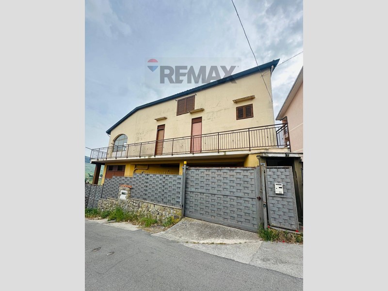 Appartamento in Vendita a Santa Cristina Gela, 139'000&euro;, 145 m²