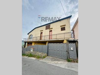 Appartamento in Vendita a Santa Cristina Gela, 139'000&euro;, 145 m²