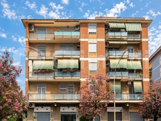 Trilocale in Vendita a Roma, 275'000&euro;, 95 m²