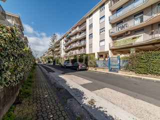 Appartamento in Vendita a Catania, 144'000&euro;, 140 m², arredato, con Box