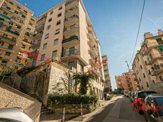 Appartamento in Vendita a Genova, zona Sestri Ponente, 79'000&euro;, 69 m², arredato