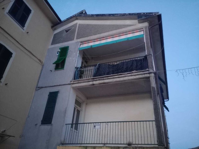 Appartamento in Vendita a Carro, zona Castello, 35'000&euro;, 85 m²