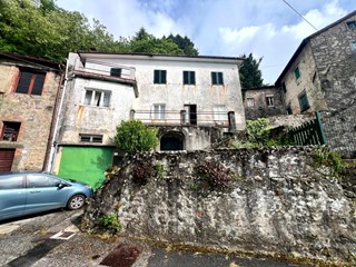 Appartamento in Vendita a Pescaglia, zona Gello, 90'000&euro;, 120 m², arredato, con Box