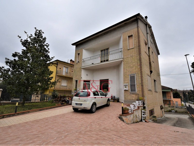 Appartamento in Vendita a Falerone, 110'000&euro;, 270 m²