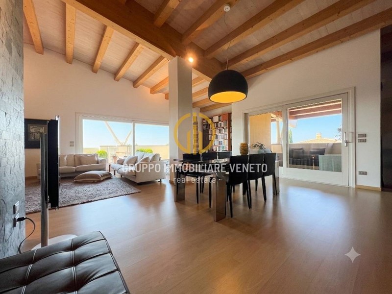 Attico in Vendita a Montebelluna, 510'000&euro;, 205 m²