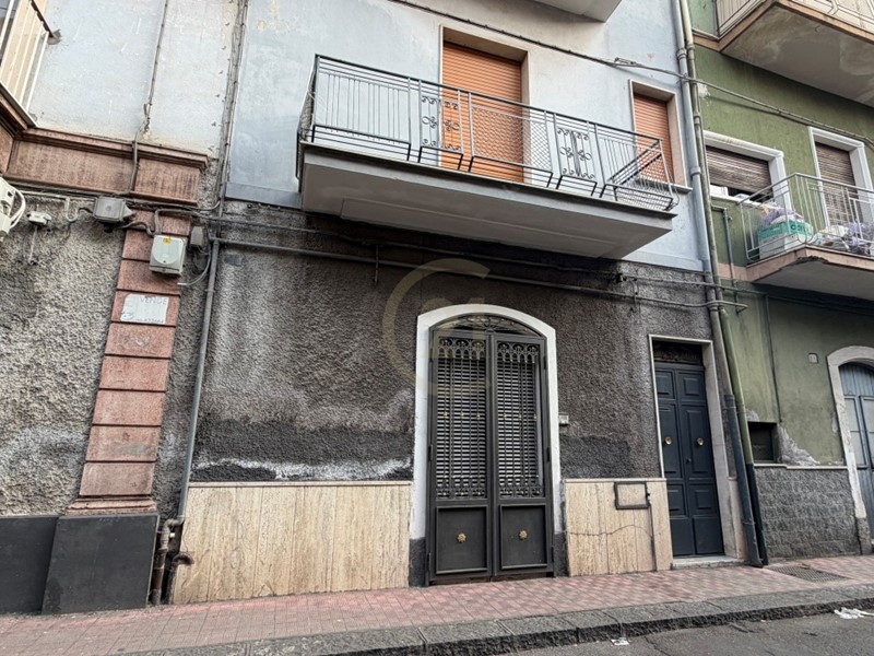Appartamento in Vendita a Paternò, zona Centro, 50'000&euro;, 115 m²