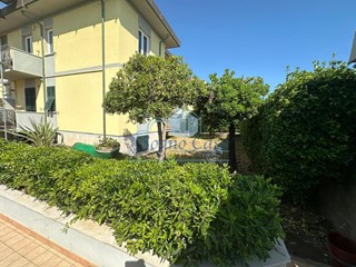 Bilocale in Vendita a Carrara, zona Marina di Carrara, 55'000&euro;, 40 m², arredato