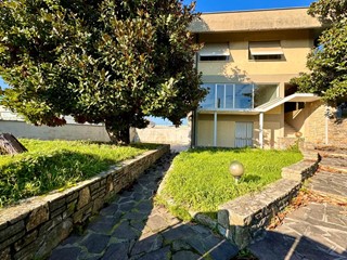 Appartamento in Vendita a Pietrasanta, 480'000&euro;, 280 m², arredato, con Box