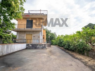 Trilocale in Vendita a Aci Sant'Antonio, 125'000&euro;, 100 m²