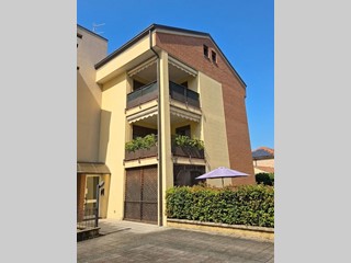 Trilocale in Vendita a Carugo, 220'000&euro;, 135 m², con Box