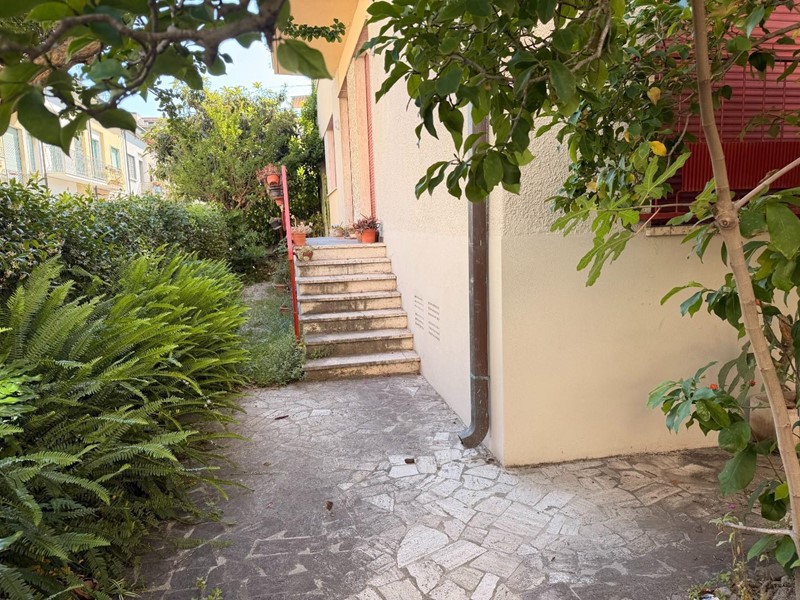Appartamento in Vendita a Viareggio, 380'000&euro;, 160 m², con Box