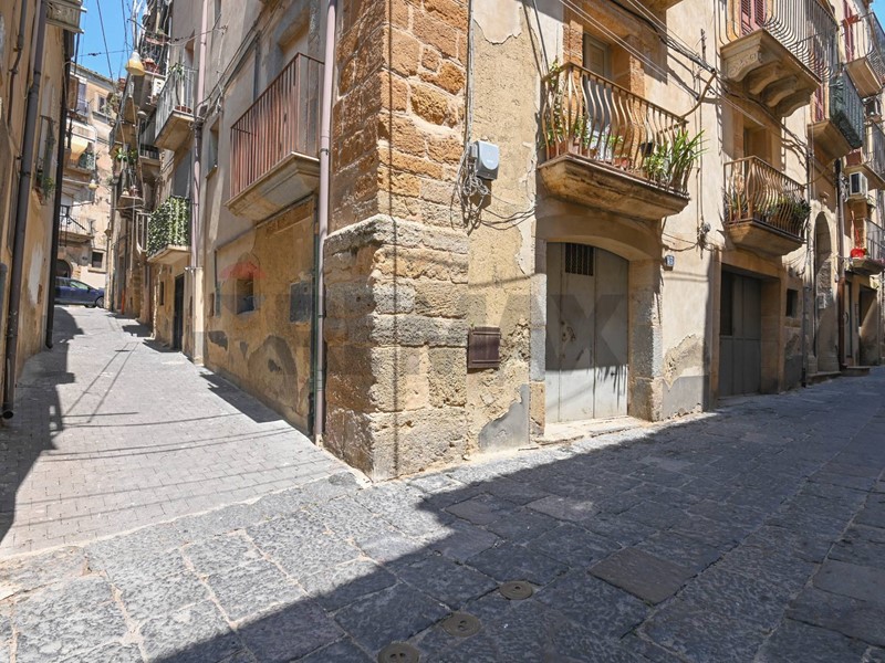 Quadrilocale in Vendita a Caltagirone, 25'000&euro;, 133 m²