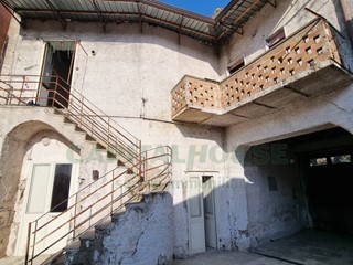 Appartamento in Vendita a Portico di Caserta, 40'000&euro;, 100 m²