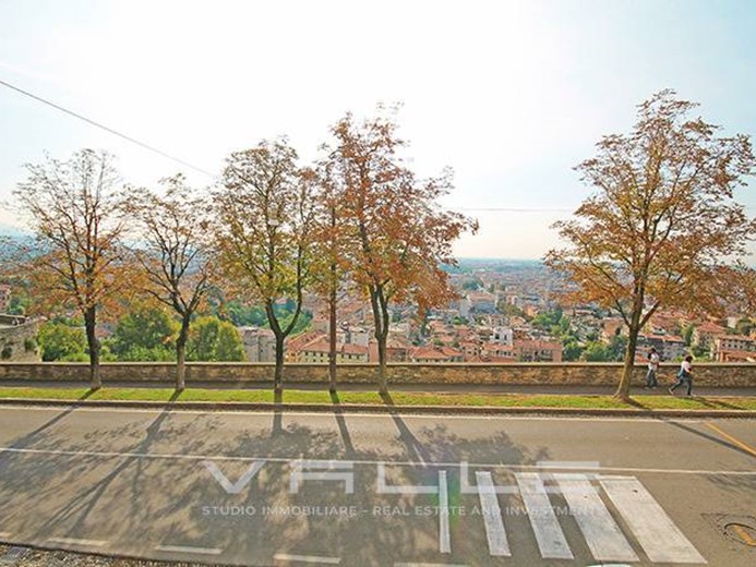 Appartamento in Affitto a Bergamo, 2'000&euro;, 310 m²