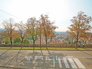 Appartamento in Affitto a Bergamo, 2'000&euro;, 310 m²