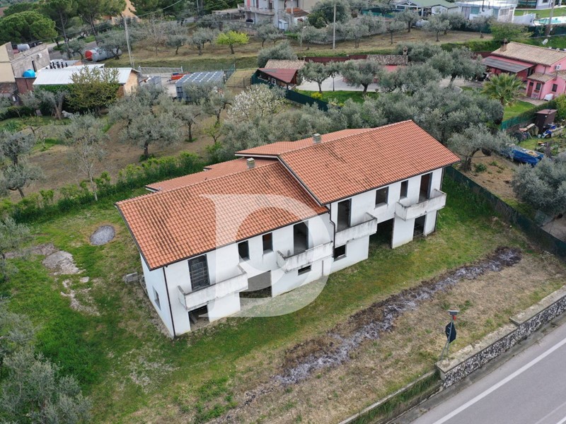 Monolocale in Vendita a Loreto Aprutino, 365'000&euro;, 250 m²