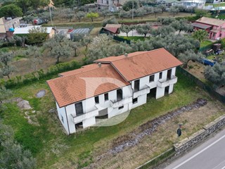 Monolocale in Vendita a Loreto Aprutino, 365'000&euro;, 250 m²