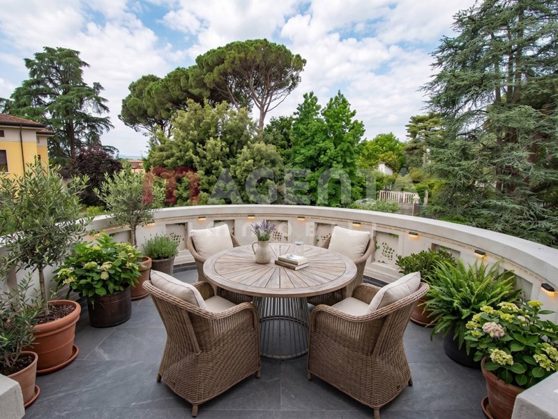Quadrilocale in Vendita a Rezzato, 660'000&euro;, 231 m²