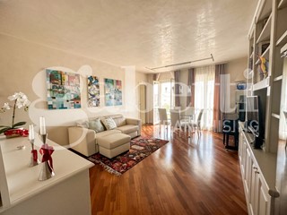 Quadrilocale in Vendita a Brescia, 300'000&euro;, 125 m², arredato, con Box