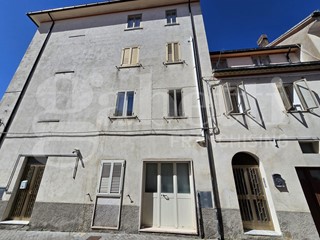 Appartamento in Vendita a Castel del Giudice, 120'000&euro;, 218 m²