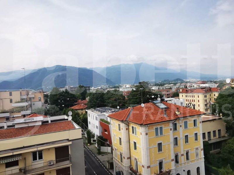 Attico in Vendita a Bassano del Grappa, 220'000&euro;, 200 m², con Box
