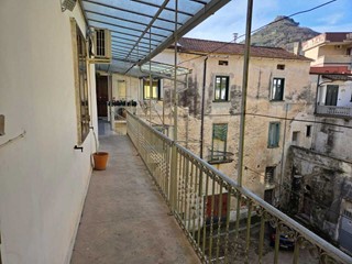 Bilocale in Vendita a Montecorvino Rovella, 65'000&euro;, 90 m², con Box