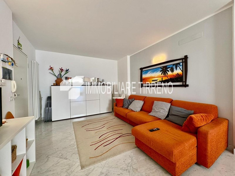 Trilocale in Vendita a Massa, zona Ronchi, 270'000&euro;, 70 m², arredato