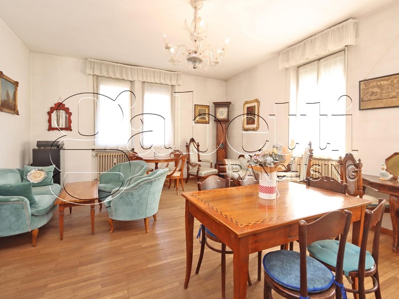 Appartamento in Vendita a Ferrara, 255'000&euro;, 200 m², con Box