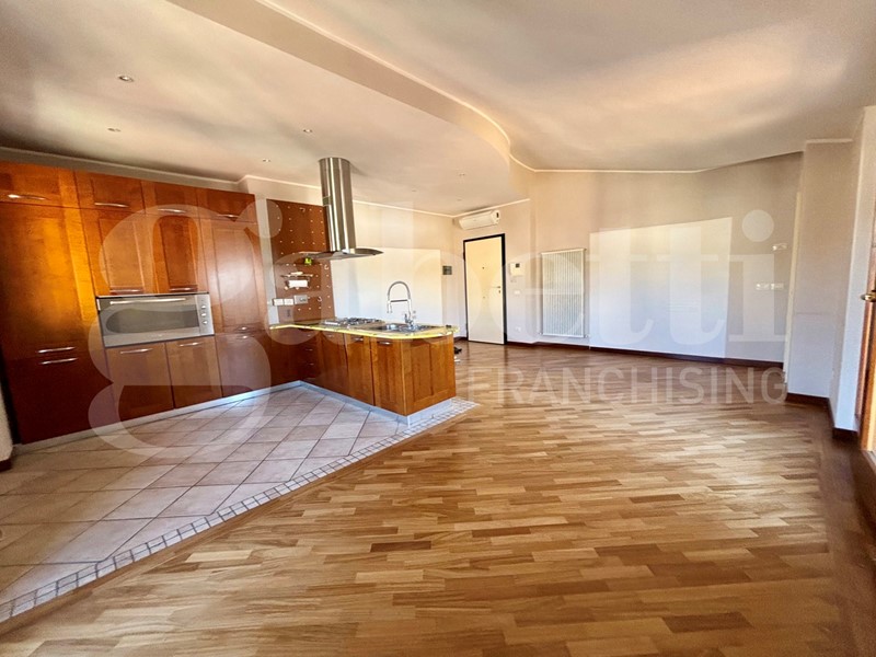 Attico in Vendita a Deruta, 210'000&euro;, 93 m², con Box