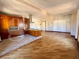 Attico in Vendita a Deruta, 210'000&euro;, 93 m², con Box