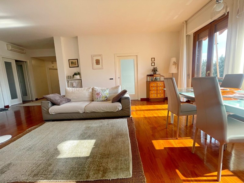 Appartamento in Vendita a Poggibonsi, 410'000&euro;, 150 m², con Box