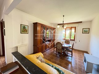 Appartamento in Vendita a Massa, zona Ronchi, 240'000&euro;, 87 m², con Box
