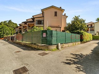 Quadrilocale in Vendita a Lacchiarella, 285'000&euro;, 185 m², con Box
