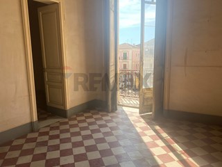 Appartamento in Vendita a Paternò, 120'000&euro;, 314 m²